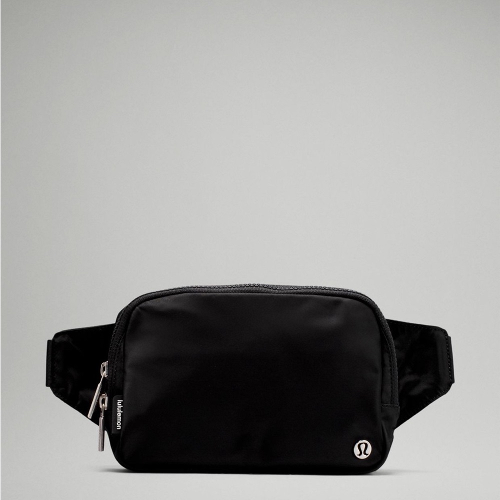 NWT Lululemon black belt bag 2L